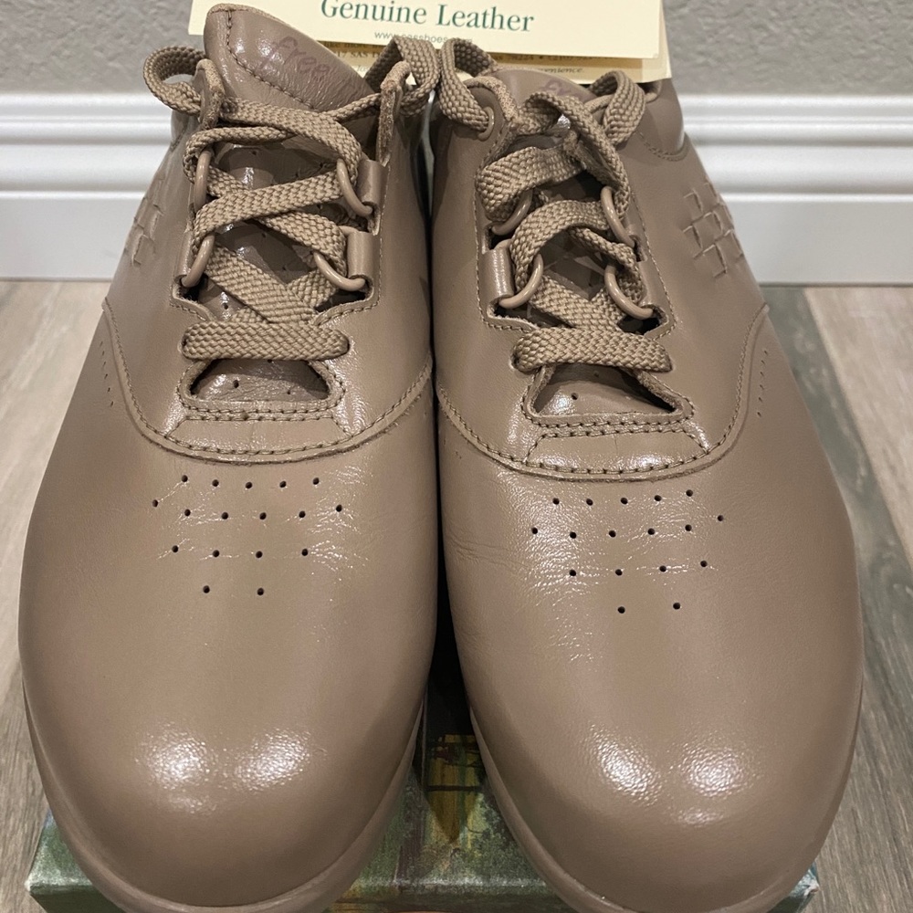 SAS FREETIME MOCHA WOMENS SHOES NEW IN BOX 7.5M WOMENS SAS WALKING SHOES.